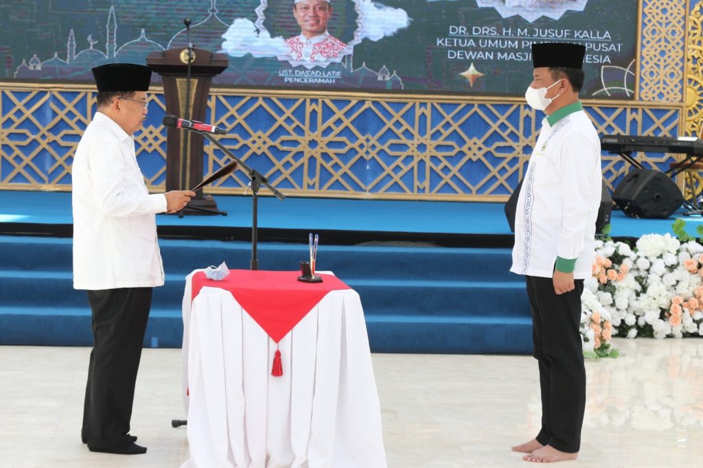 jusuf-kalla-lantik-h-muhammad-rudi-sebagai-ketua-dpw-dmi-kepri-periode-2021-2026